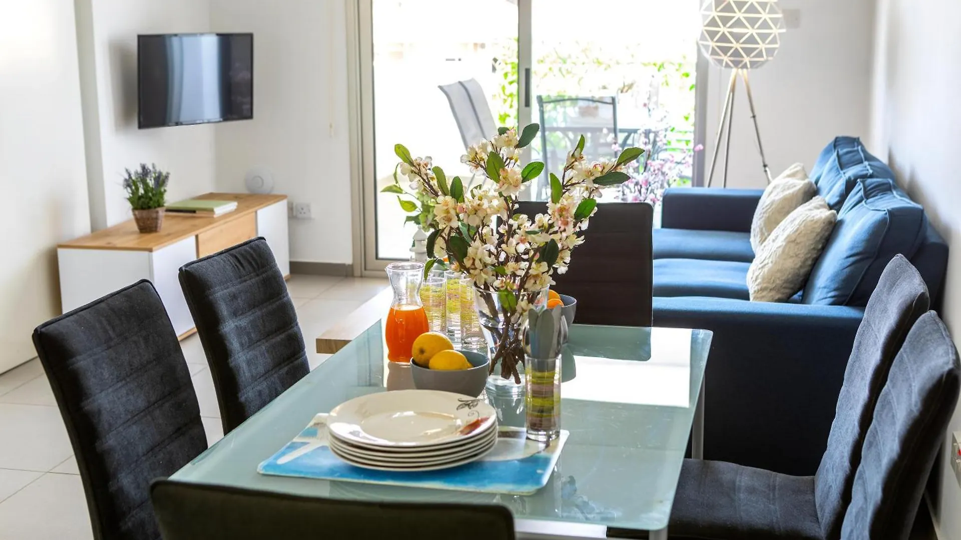 Airbnsea City Centre Side Sea View Apartments Larnaca