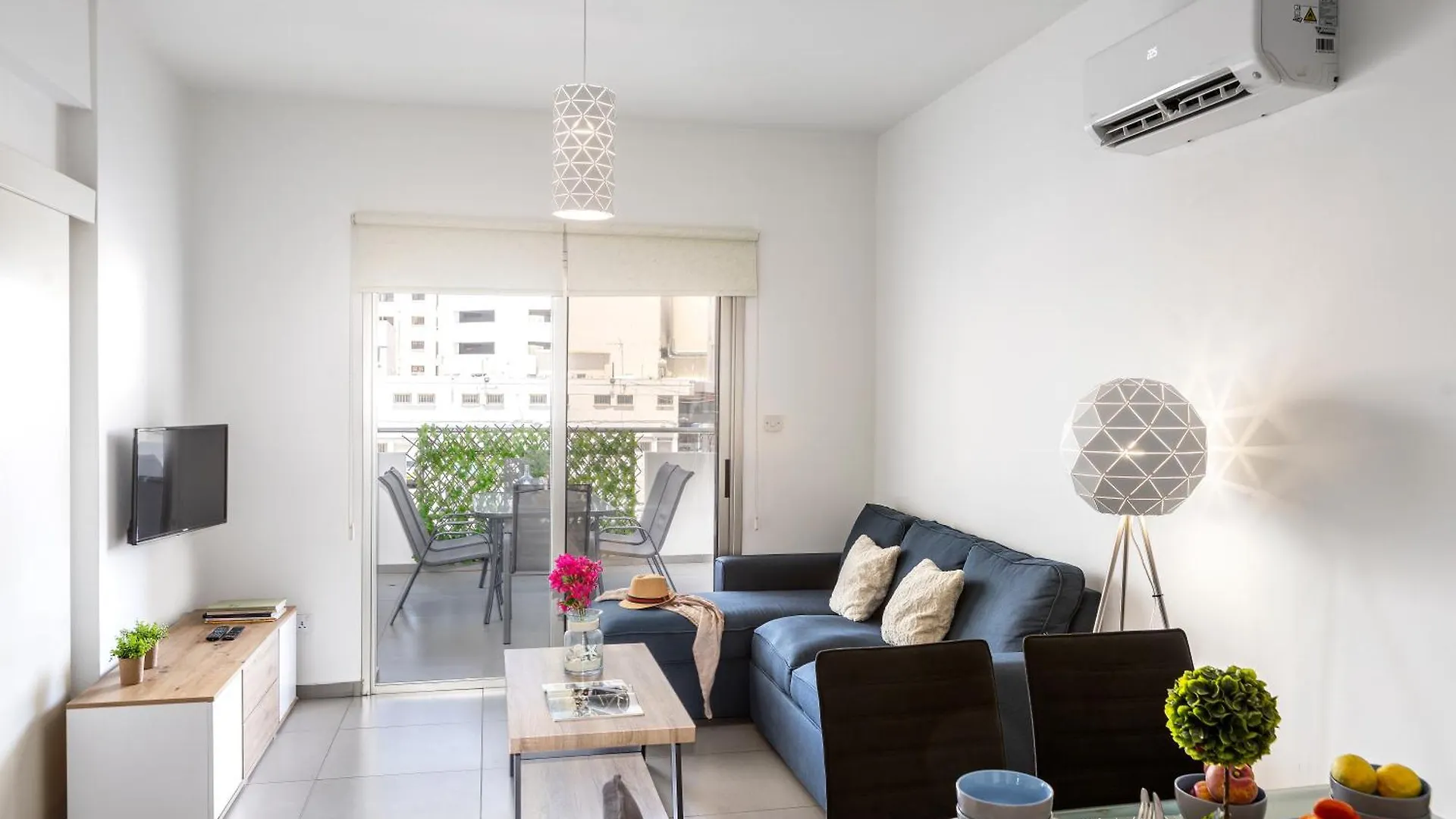 Airbnsea City Centre Side Sea View Apartments Larnaca
