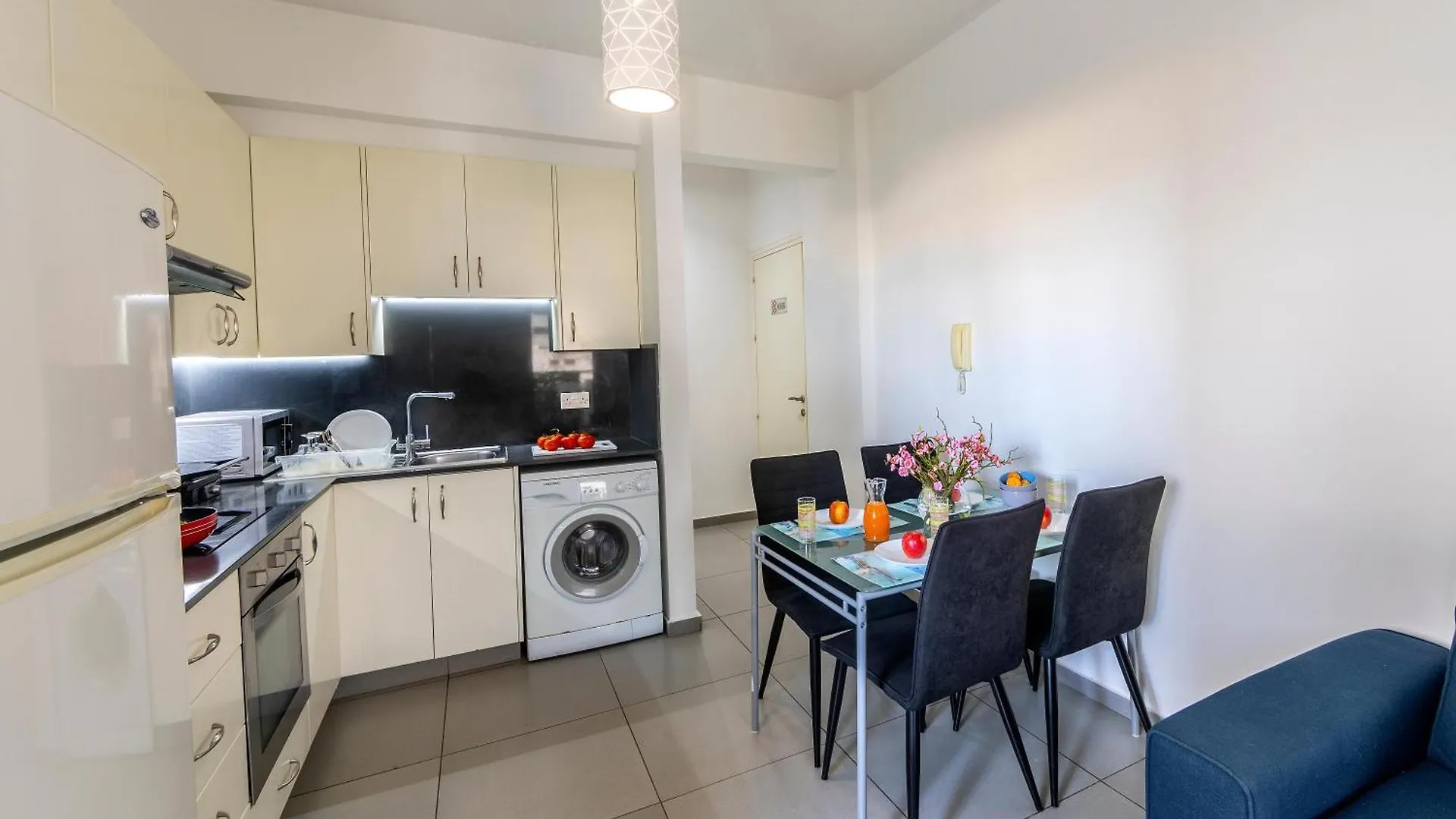 Airbnsea City Centre Side Sea View Apartments Larnaca