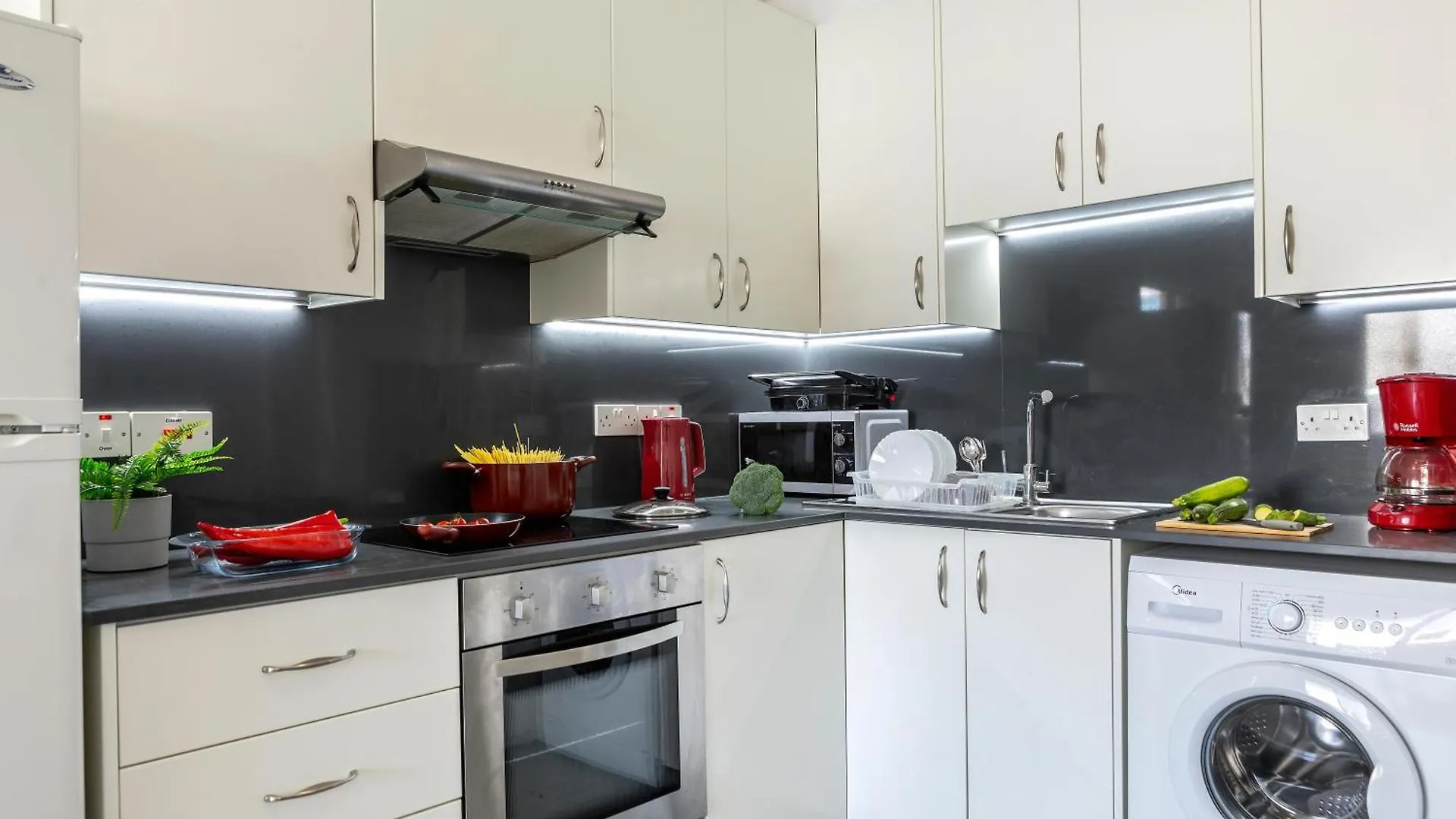 Airbnsea City Centre Side Sea View Apartments Larnaca