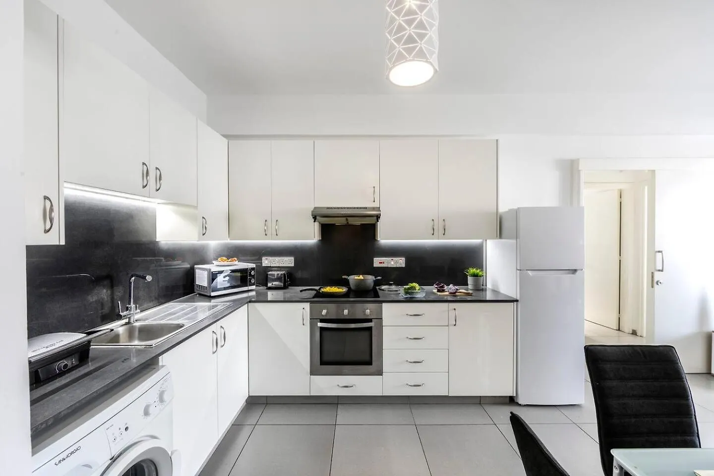 Airbnsea City Centre Side Sea View Apartments Larnaca