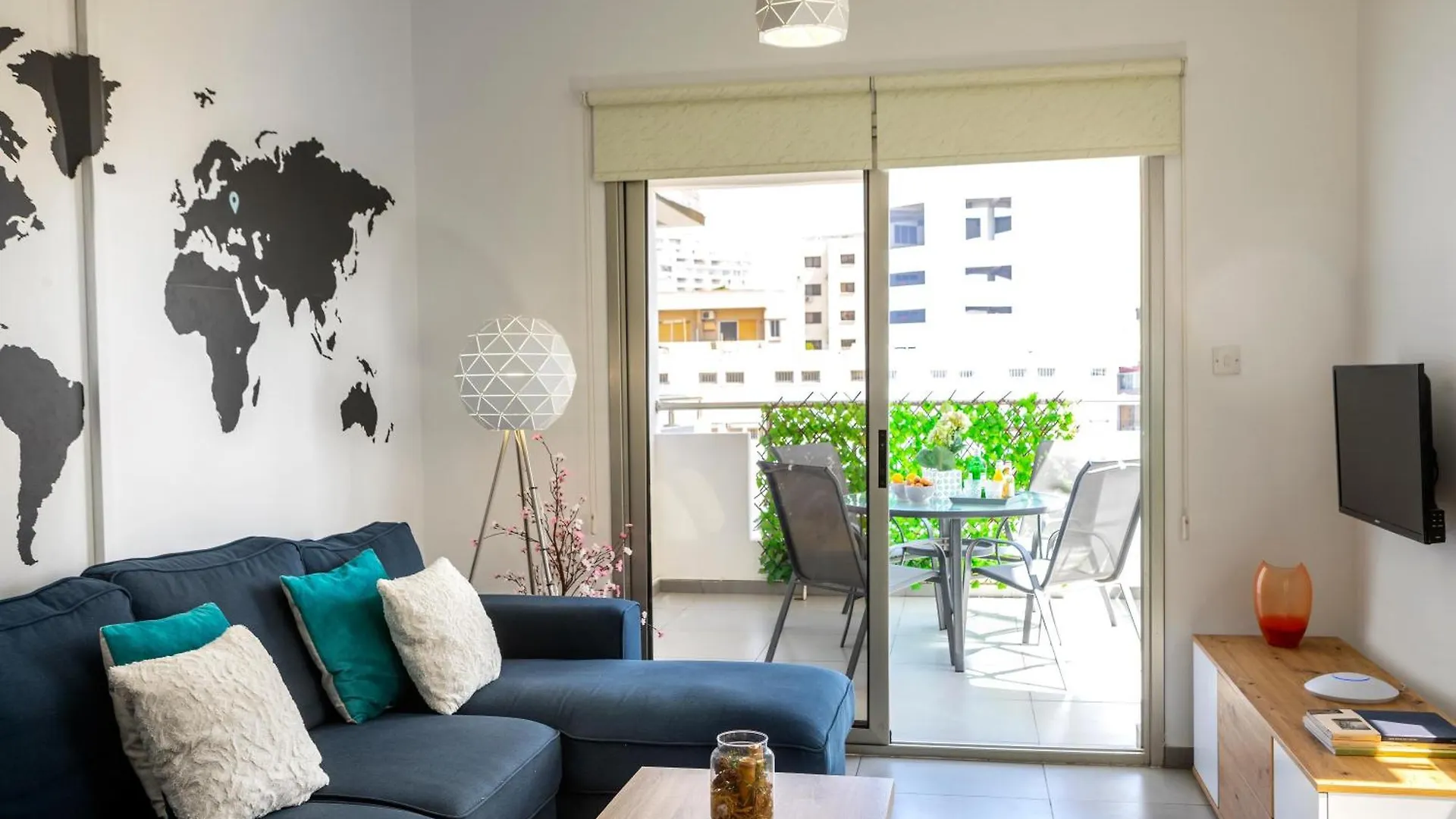 Airbnsea City Centre Side Sea View Apartments Larnaca