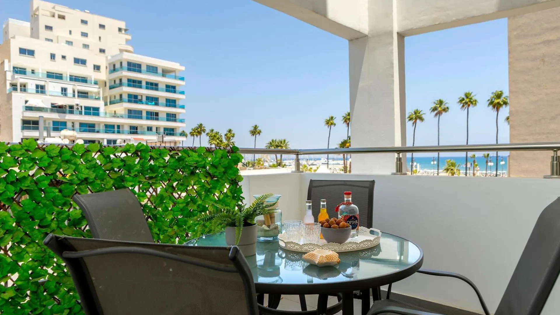 Airbnsea City Centre Side Sea View Apartments Lárnaca