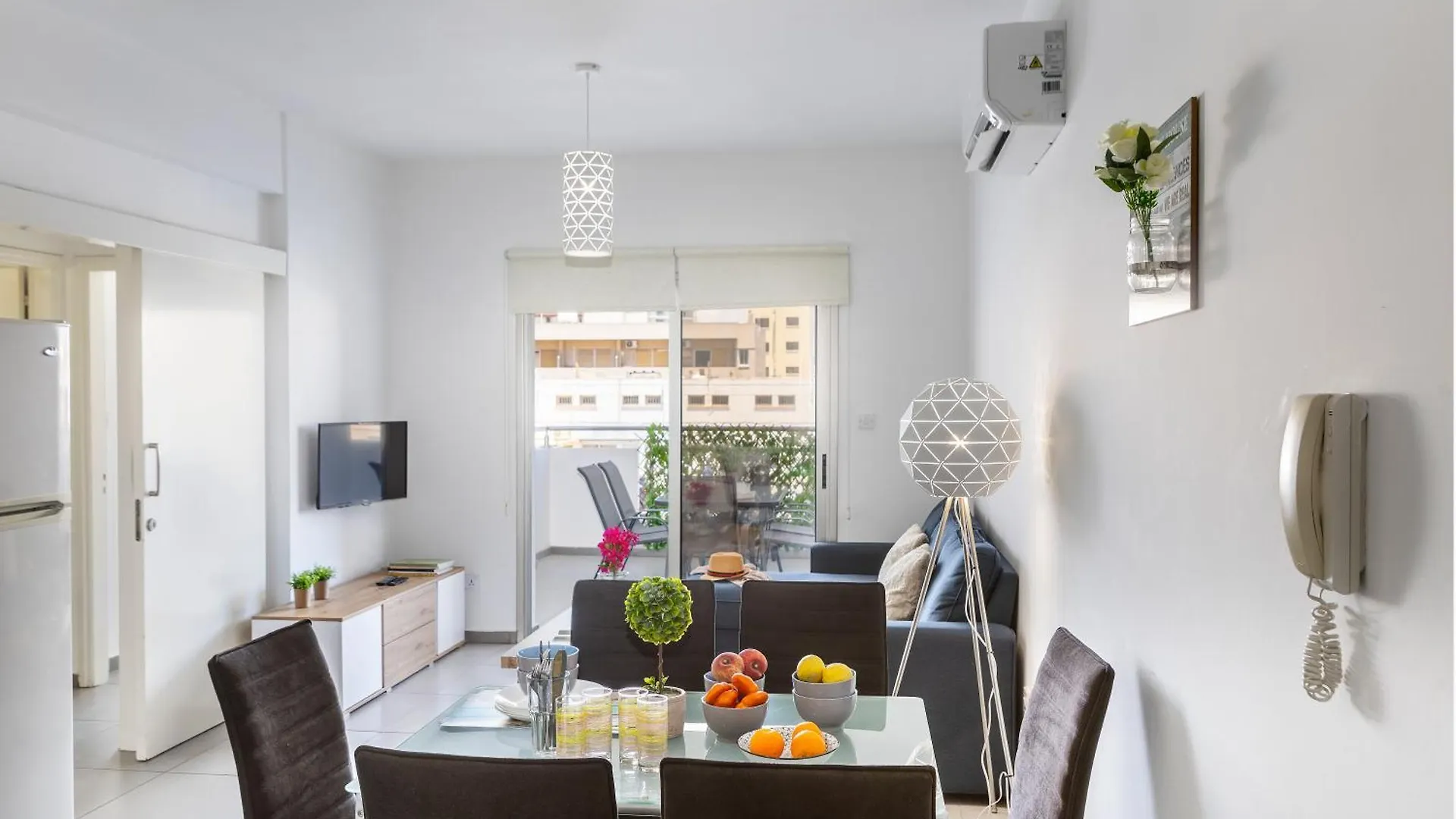 Airbnsea City Centre Side Sea View Apartments Lárnaca