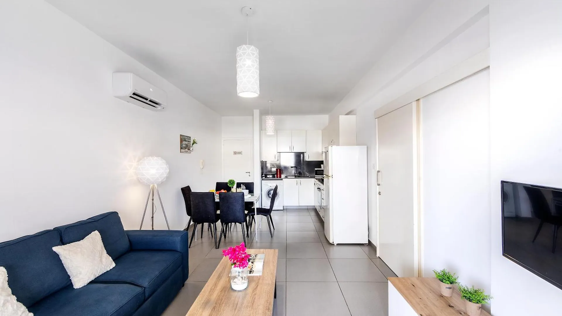 Airbnsea City Centre Side Sea View Apartments Larnaca