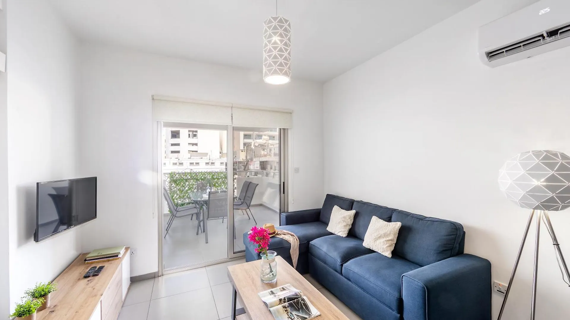 Airbnsea City Centre Side Sea View Apartments Larnaca 0*,