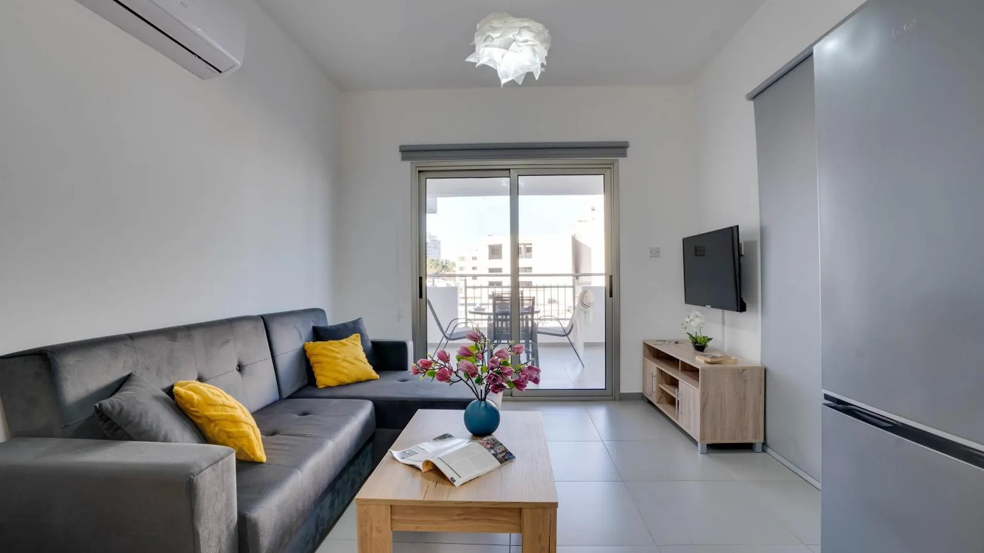 Airbnsea City Centre Side Sea View Apartments Larnaca